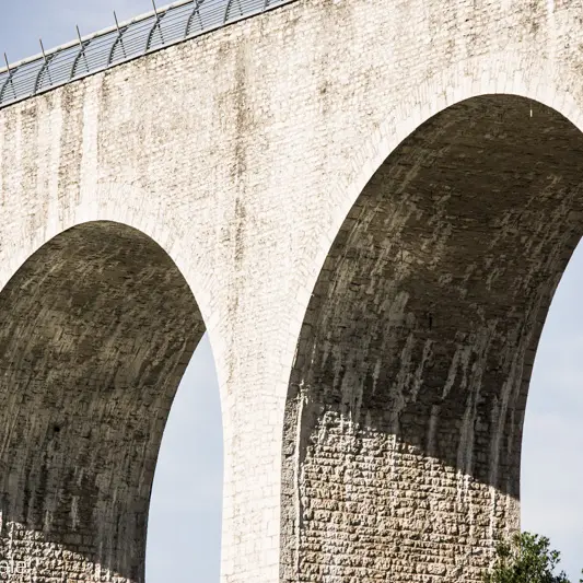 Vue de près des piliers et des arches de l'Aqueduc