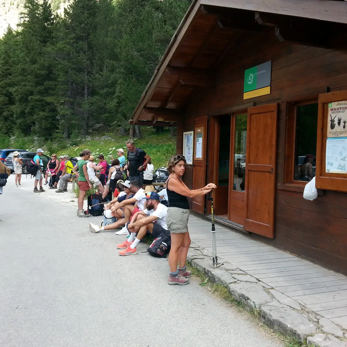 Extérieur du chalet du Laus en été