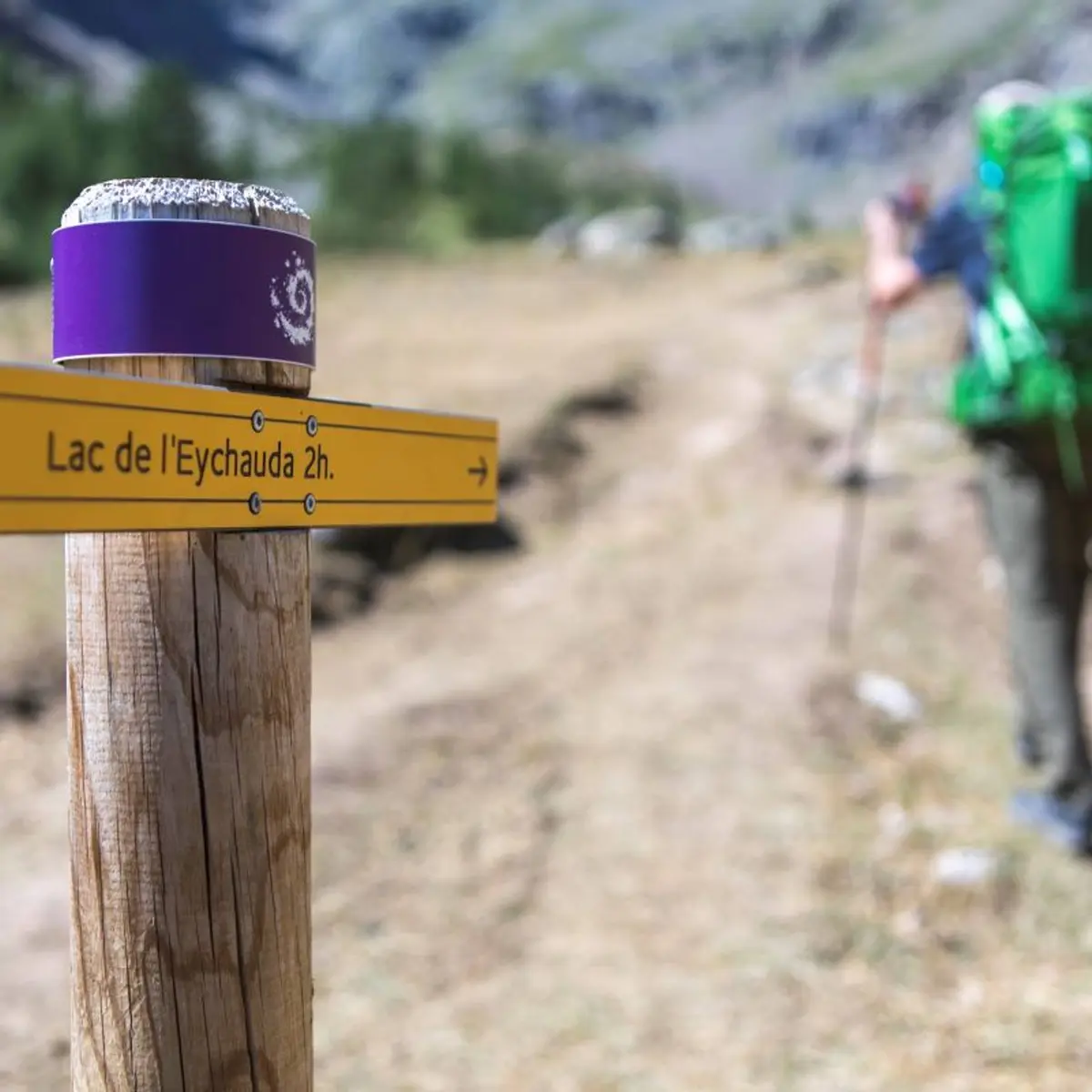 Randonneurs vers le lac de l'Eychauda