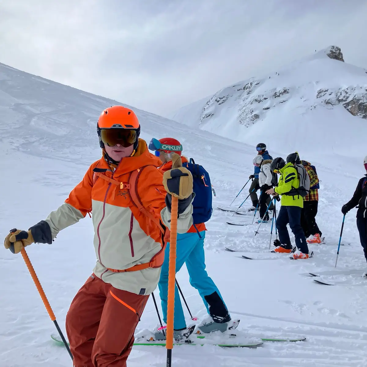 Guided downhill skiing with the possibility of off-piste skiing