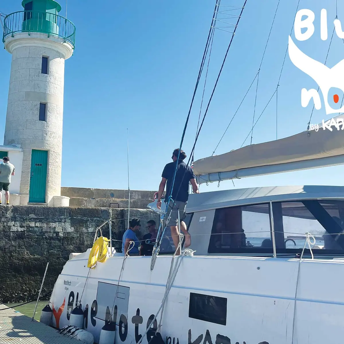 Catamaran à voile de Blue Note à quai by Kapalouest