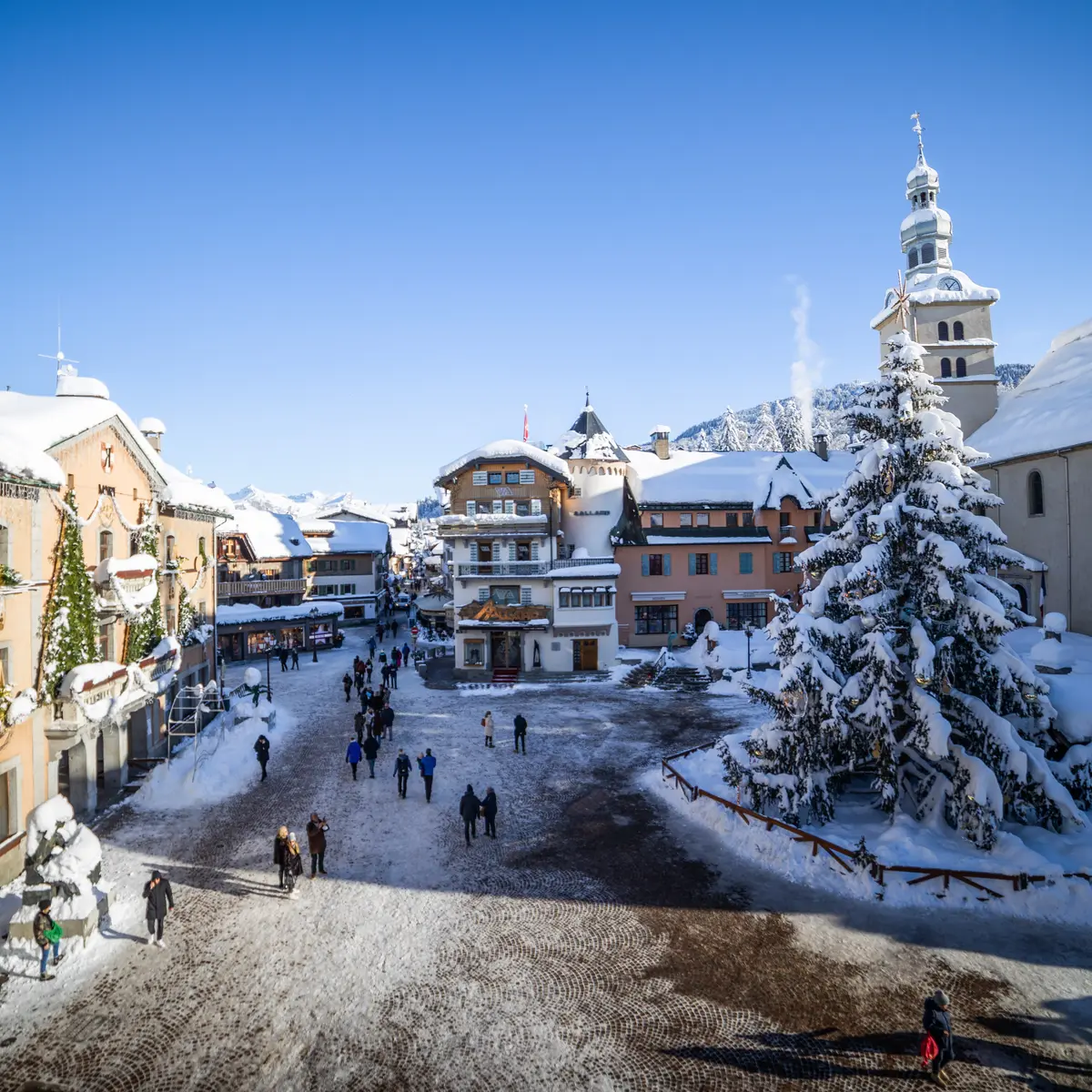 vue de la place de l'eglise en hiver