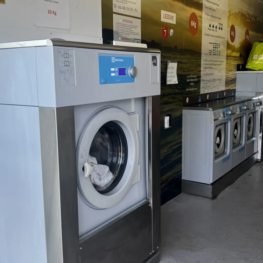 6 machines à laver et 3 séchoirs Electrolux