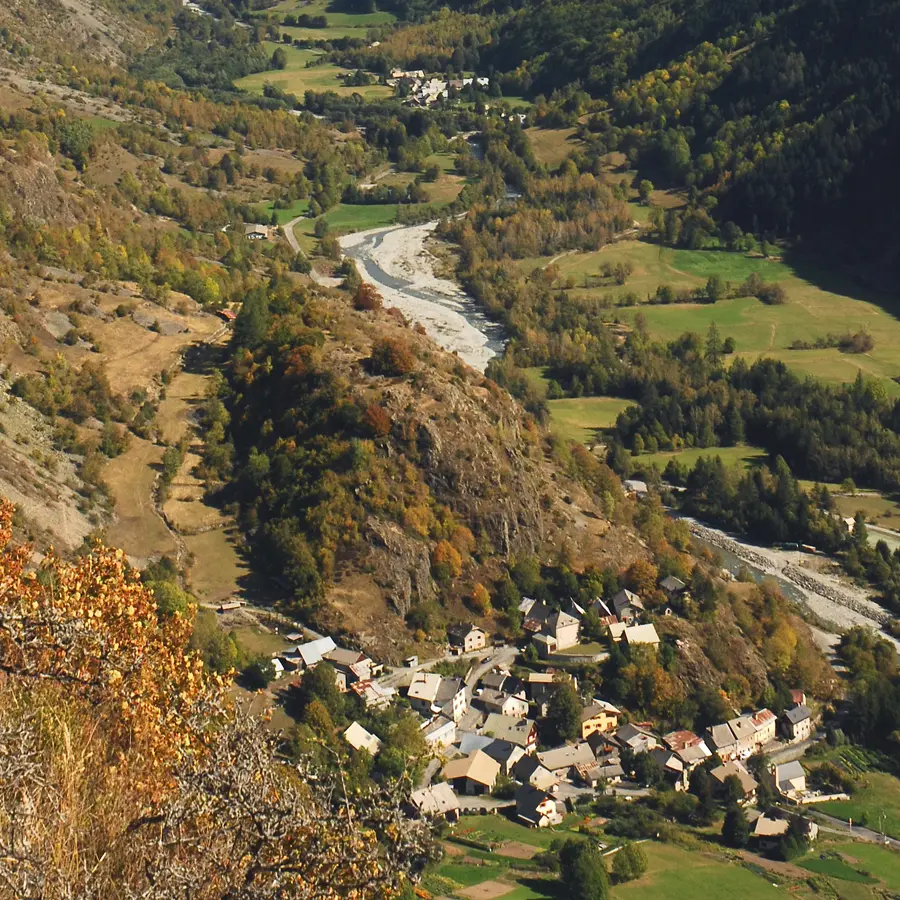 Vue sur Villar Loubière depuis le sentier des Peines