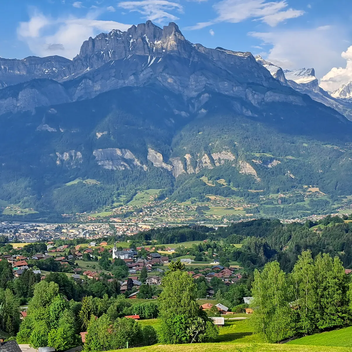 Vue sur le village et les aiguilles de Warens