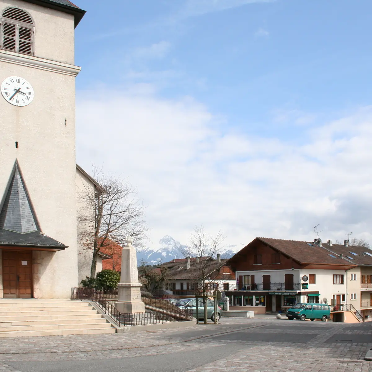 Eglise de Larringes - centre du village
