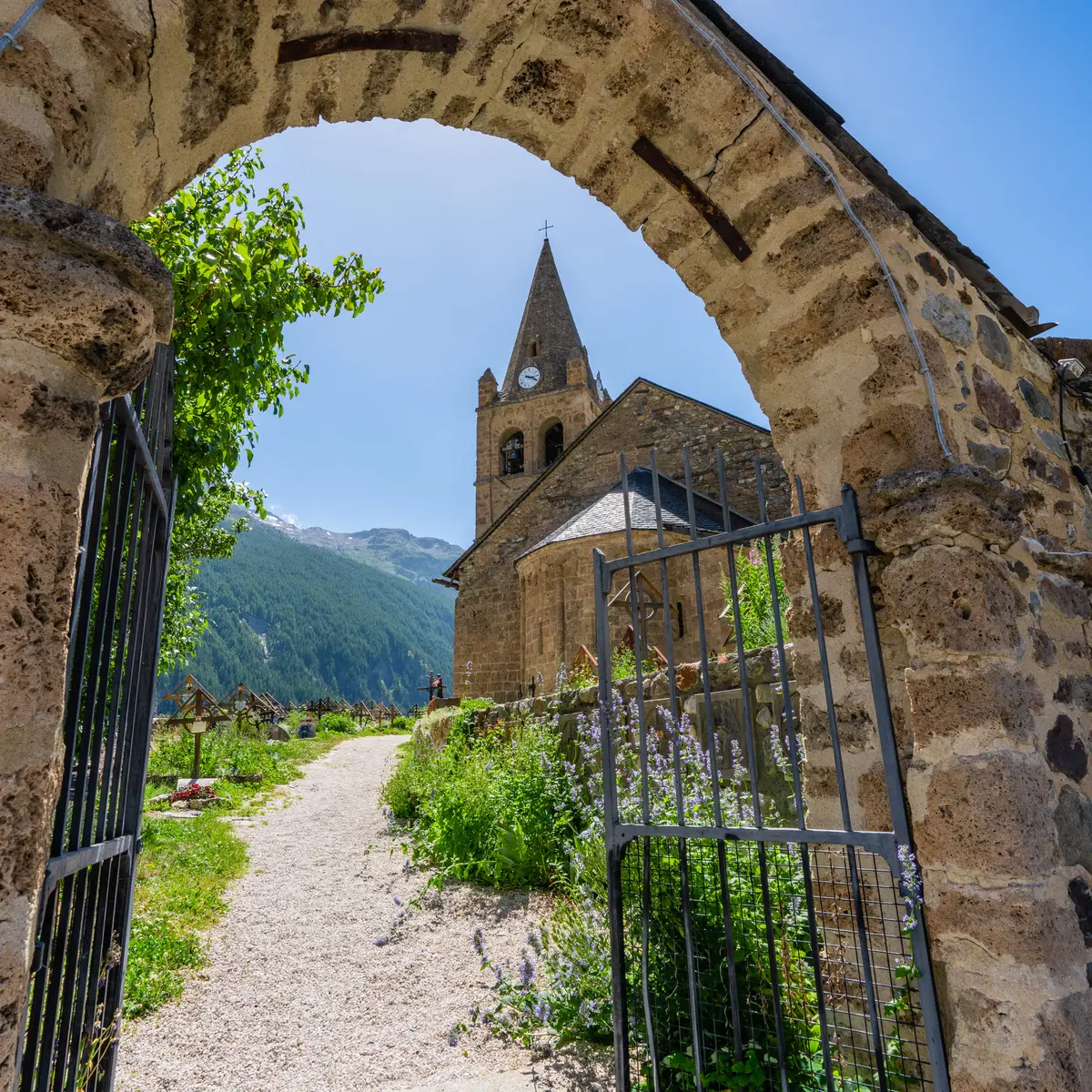 Entrée de l'église Notre-Dame de l'Assomption de la Grave