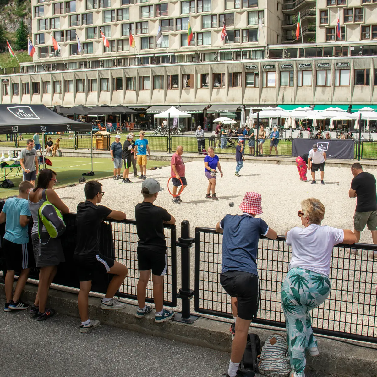Overzicht van het petanqueterrein