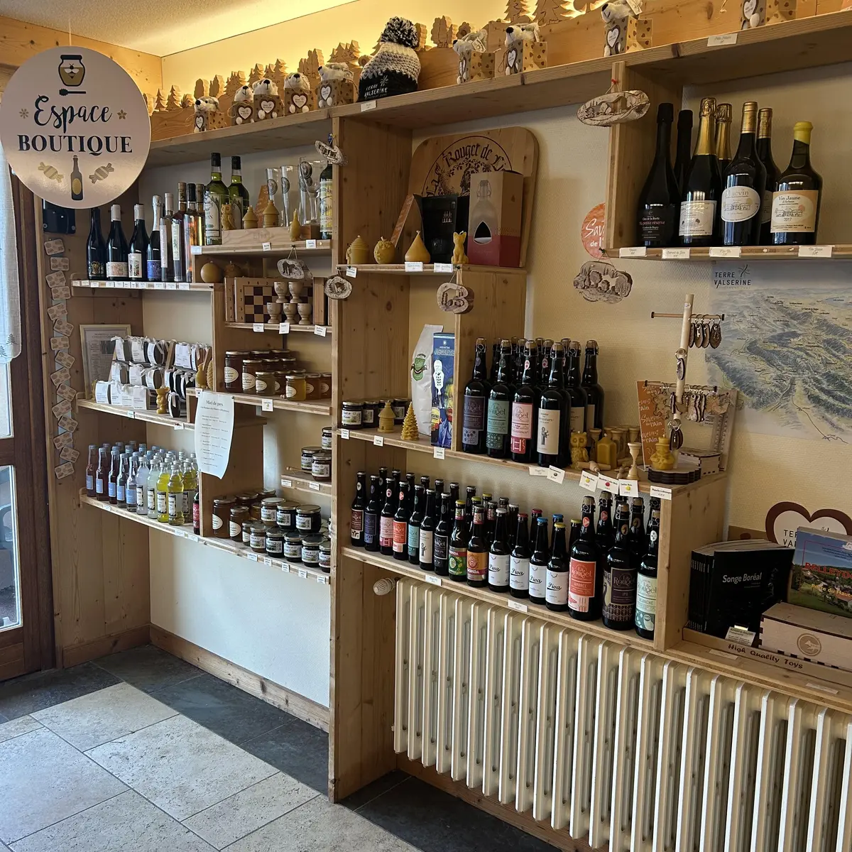 Les produits en vente : bières, limonades, confitures, miels...