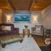 petite Corniche salon