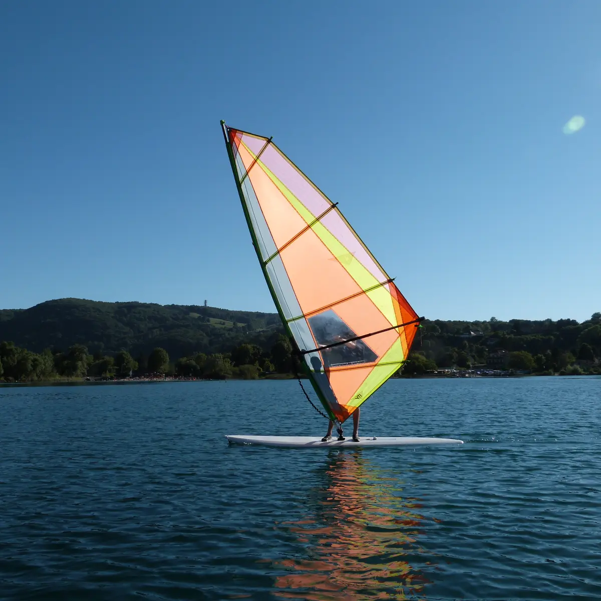 Planche à voile sur le lac