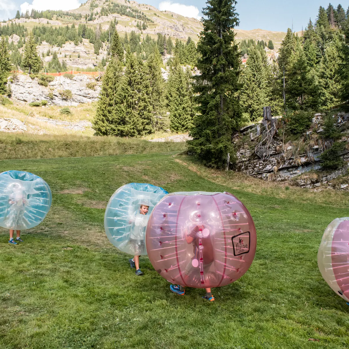 2 enfants qui se bousculent