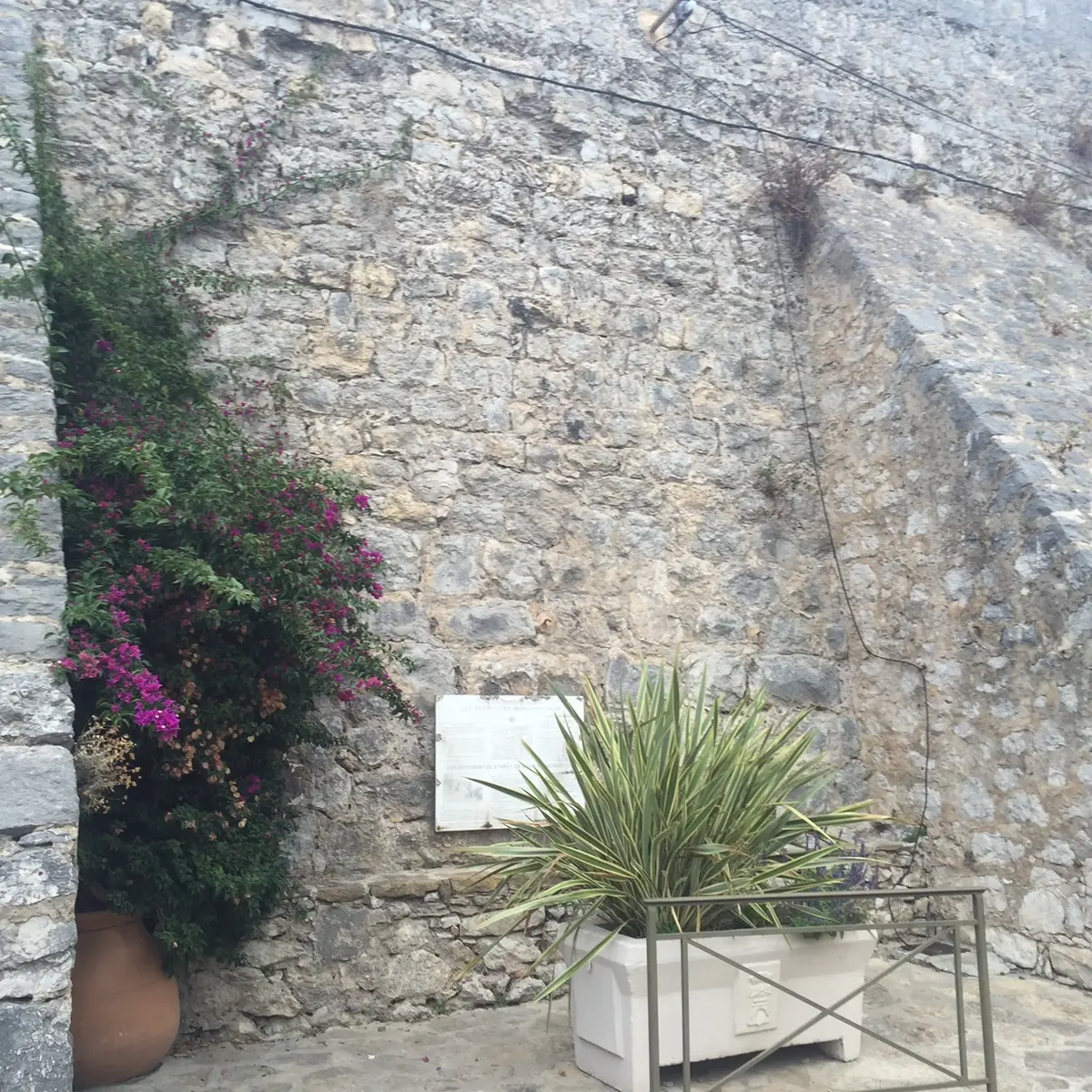 Réservoirs d'eau avec plaque explicative