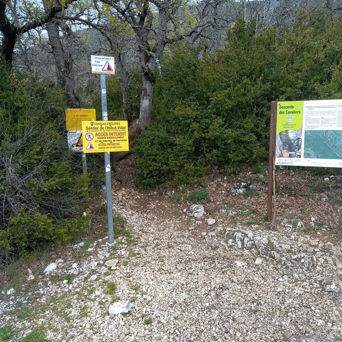 Panneau au départ du sentier (descente des Cavaliers)