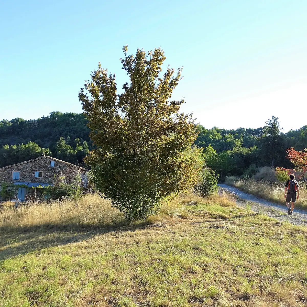 De très belles bâtisses en pierre sur le chemin