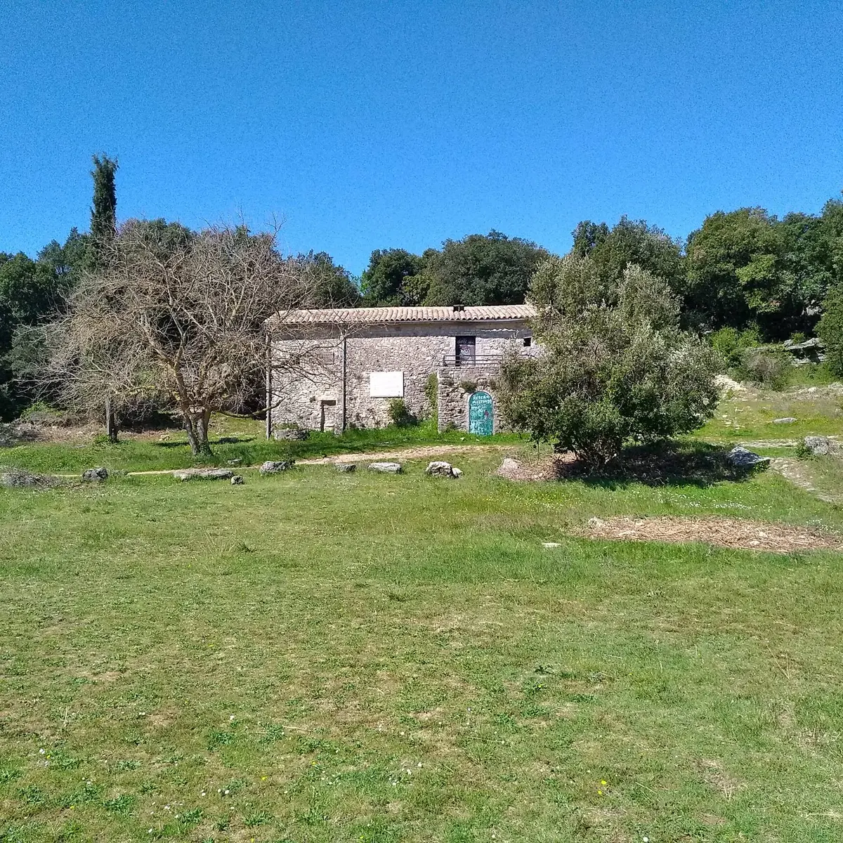 Vue sur une bergerie et sa végétation environnante