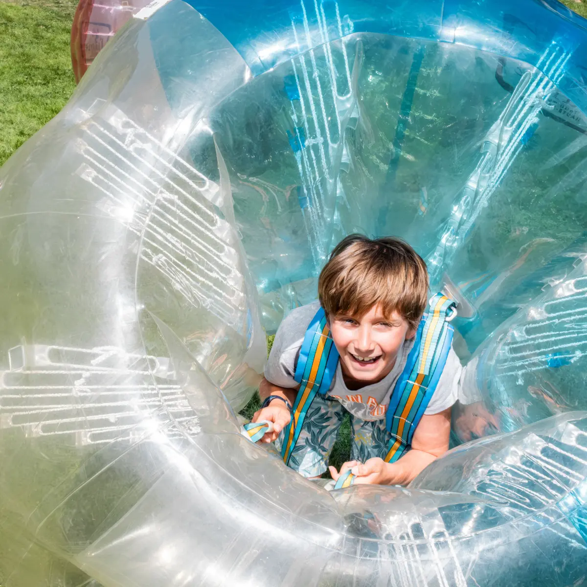 Enfant dans le bumper ball