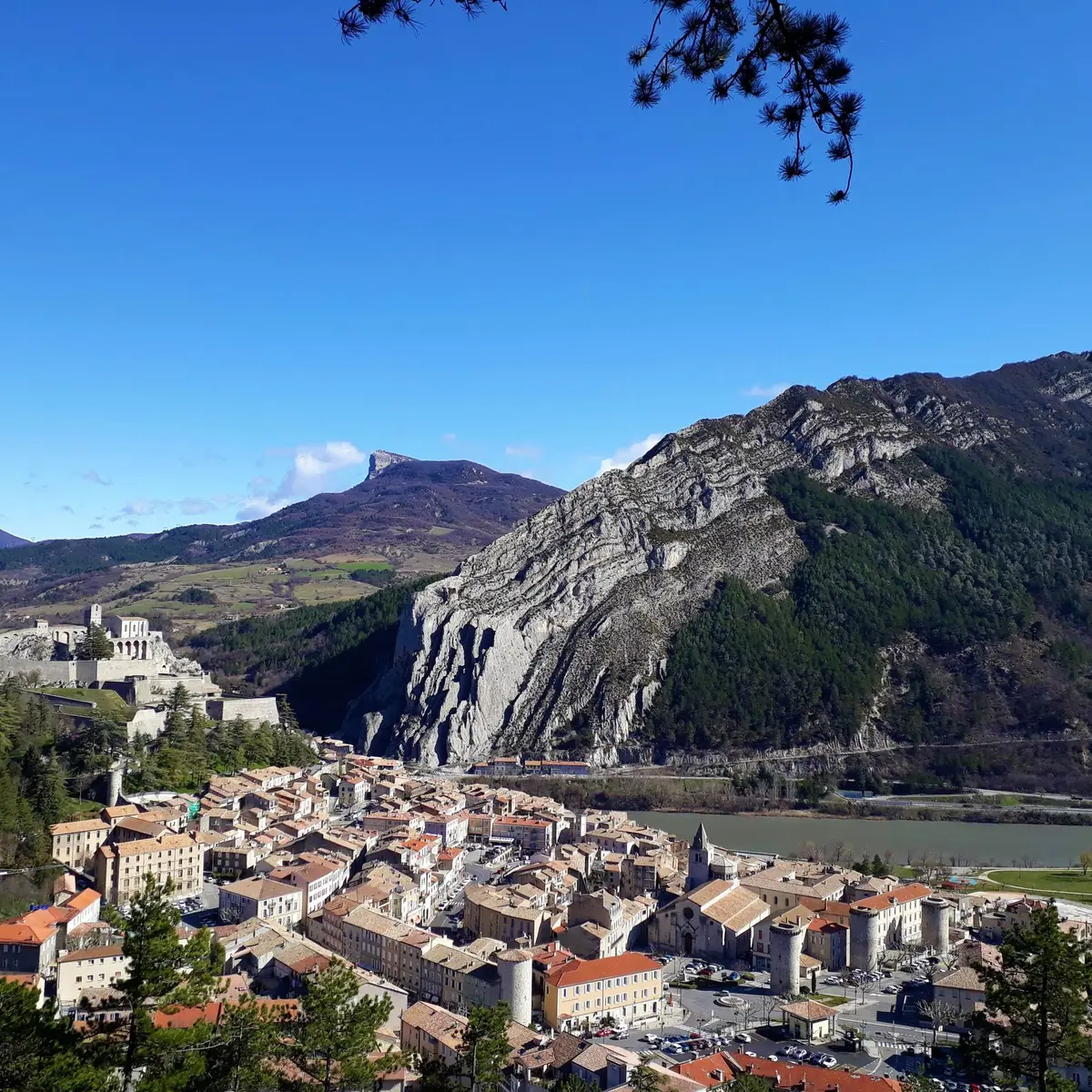 Le sentier surplombe Sisteron