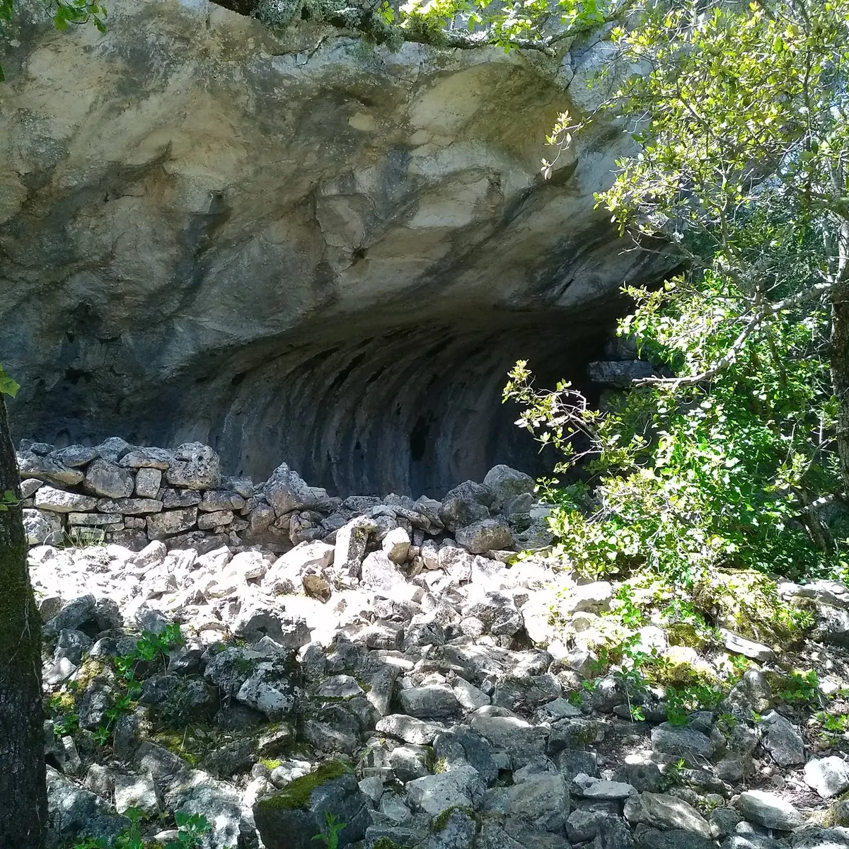 Vue sur une grotte avec une cavité remplie de pierres