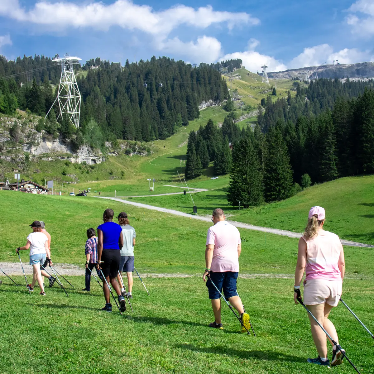 Wandelaars klimmen omhoog vanaf Flaine front de neige