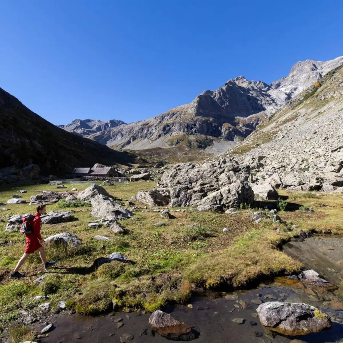Randonneur dans le vallon de la Selle