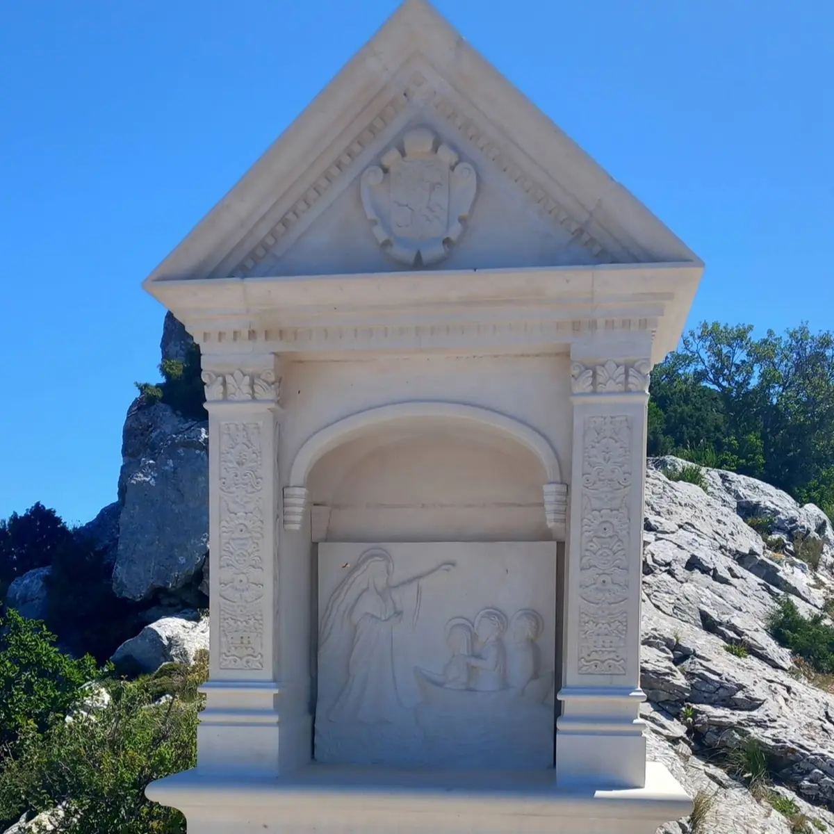 Oratoire en hauteur sur la partie rocheuse et quelques végétation aux alentours