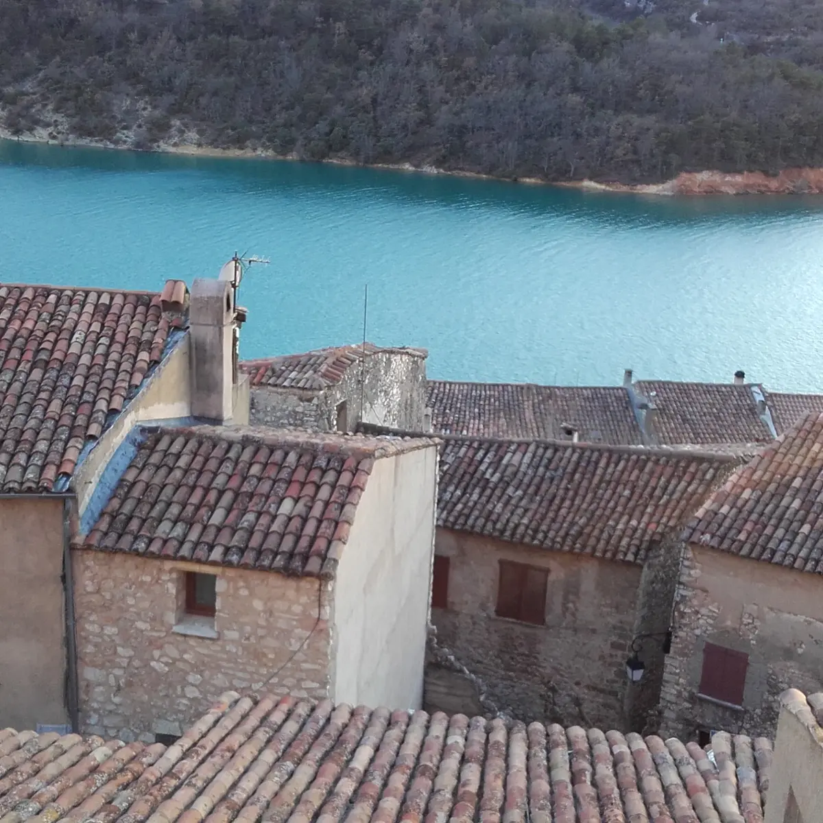 Toits et lac