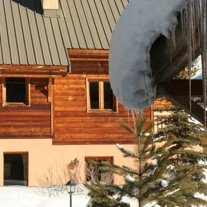 Ce chalet dispose d'une jolie terrasse ensoleillée