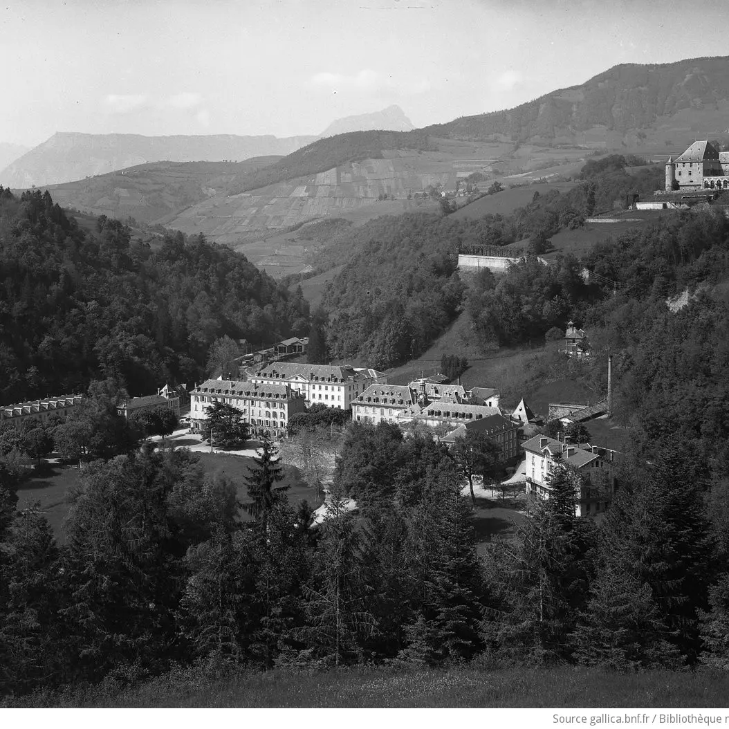 Vue générale d'Uriage-les-Bains au début du XXe siècle.