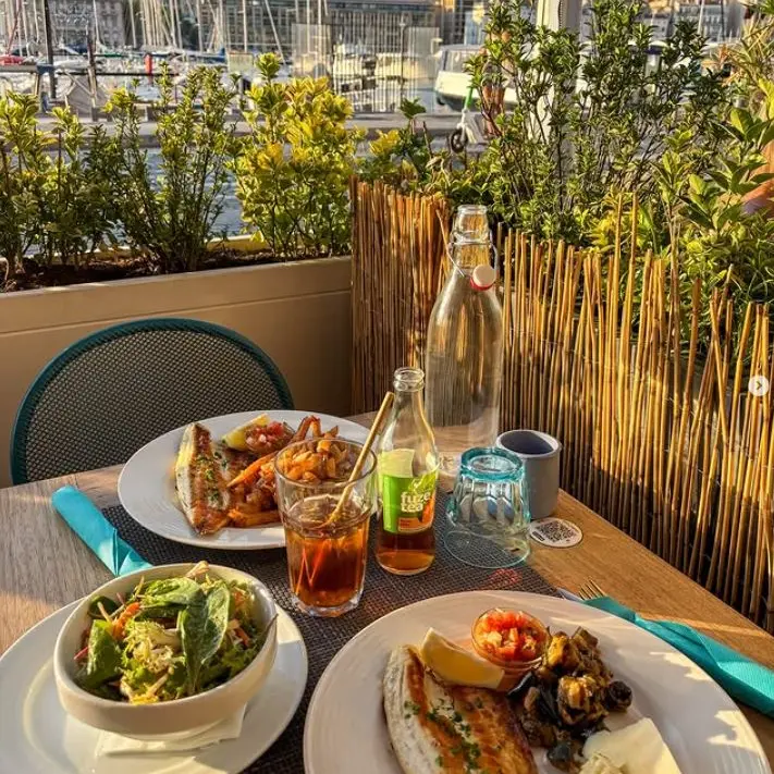 table dressée avec des assiettes garnies