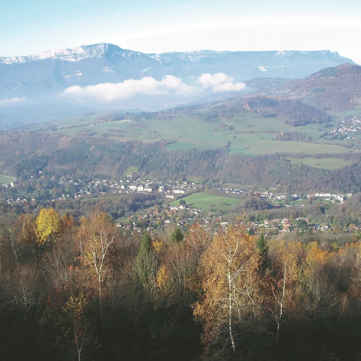 Vue sur Uriage et son château depuis le chemin Naclard
