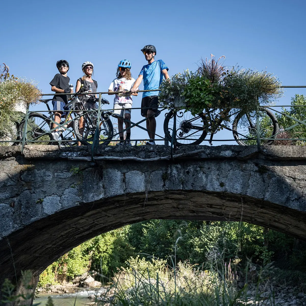 VTTistes sur le pont de Verthier