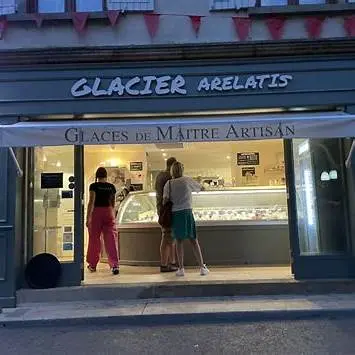 Devanture grise et moderne – Photo en soirée, affichant la façade revisitéе, sobre et élégante