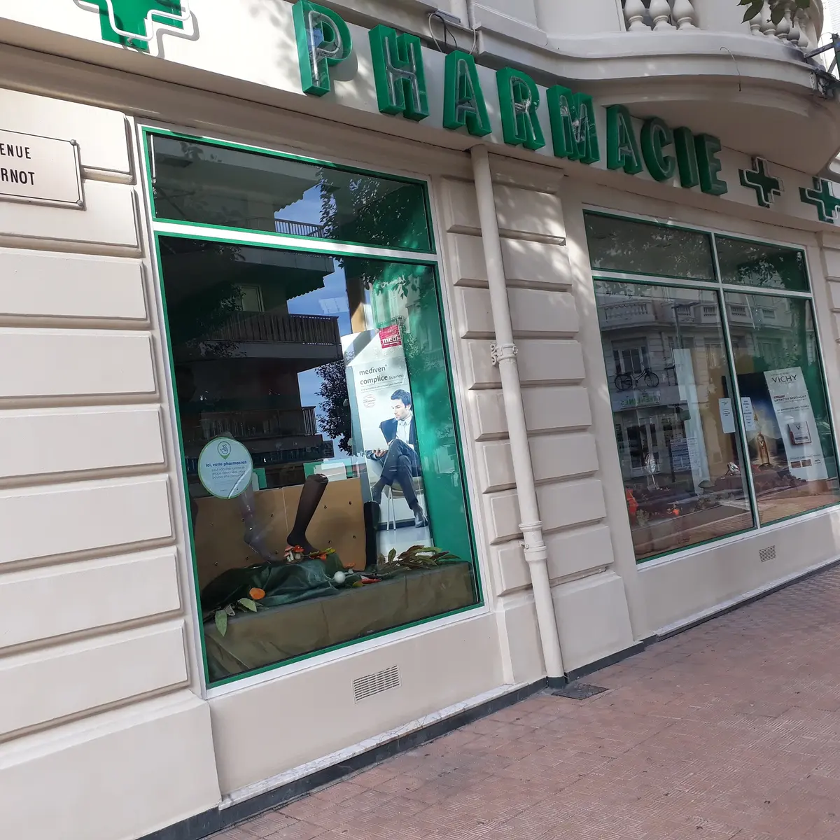 Vue de façade de la pharmacie