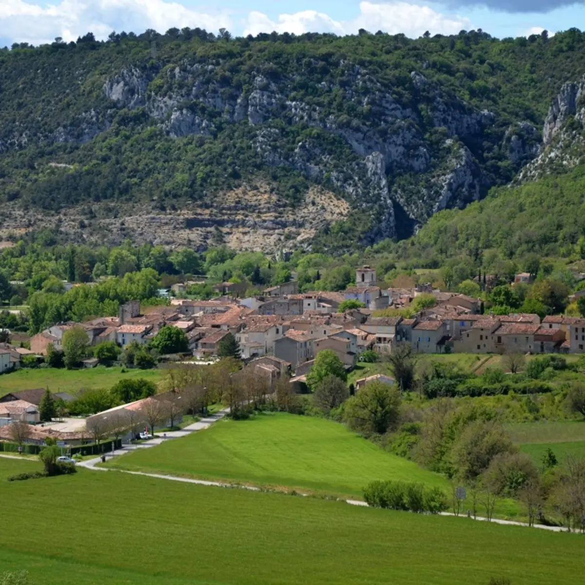 En montant à la source