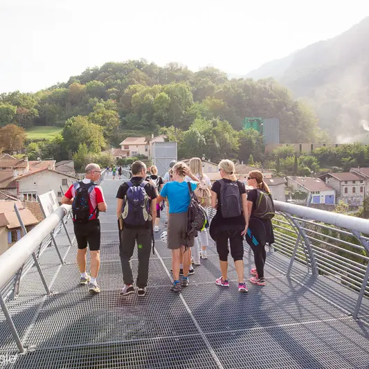 Des promeneurs se baladant un dimanche en fin de journée sur l'Aqueduc