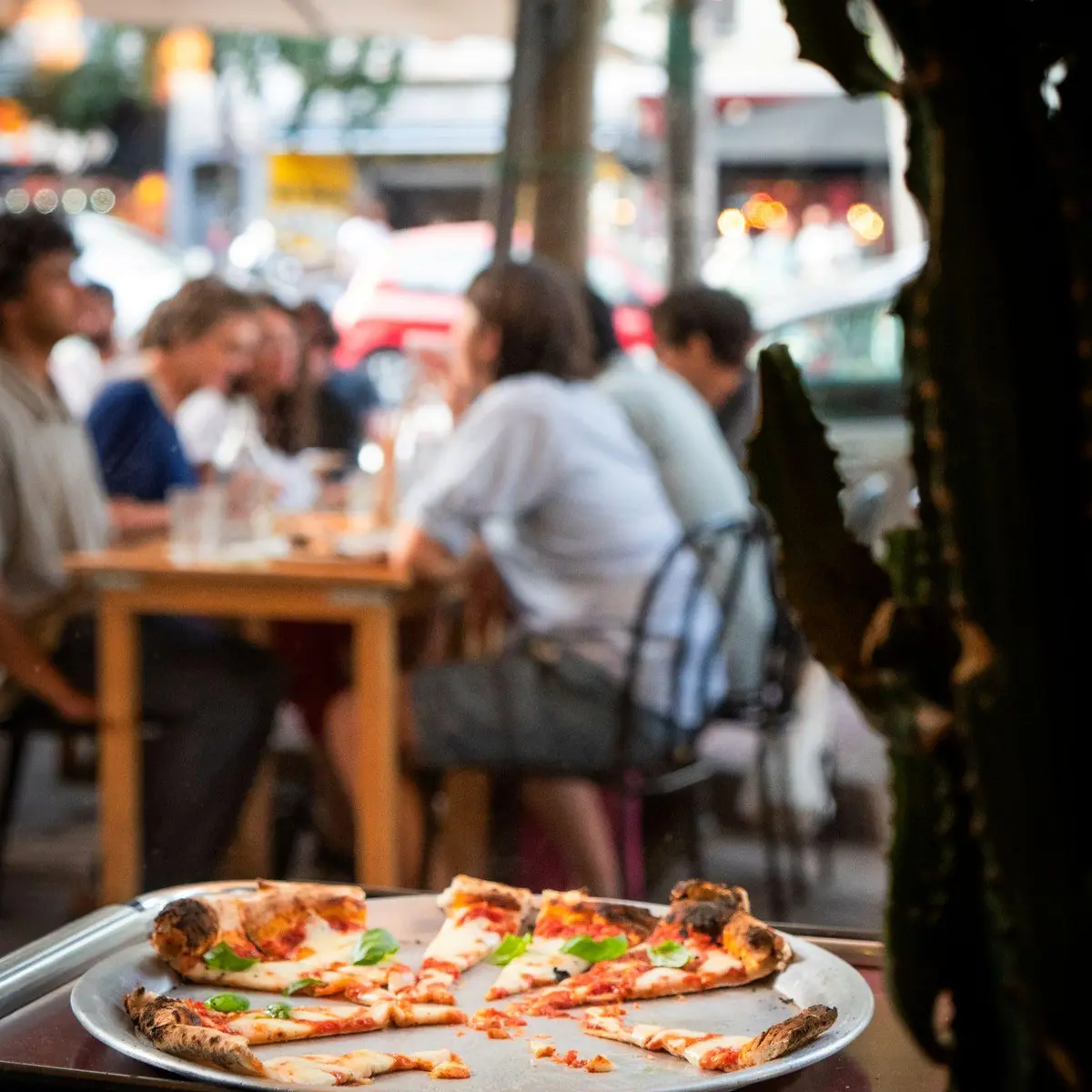Pizza au premier plan clients en arrière plan