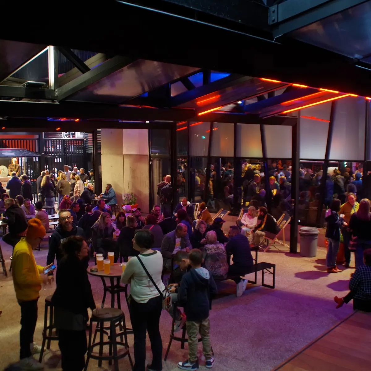 La terrasse du fil semi-couverte est attenante au bar