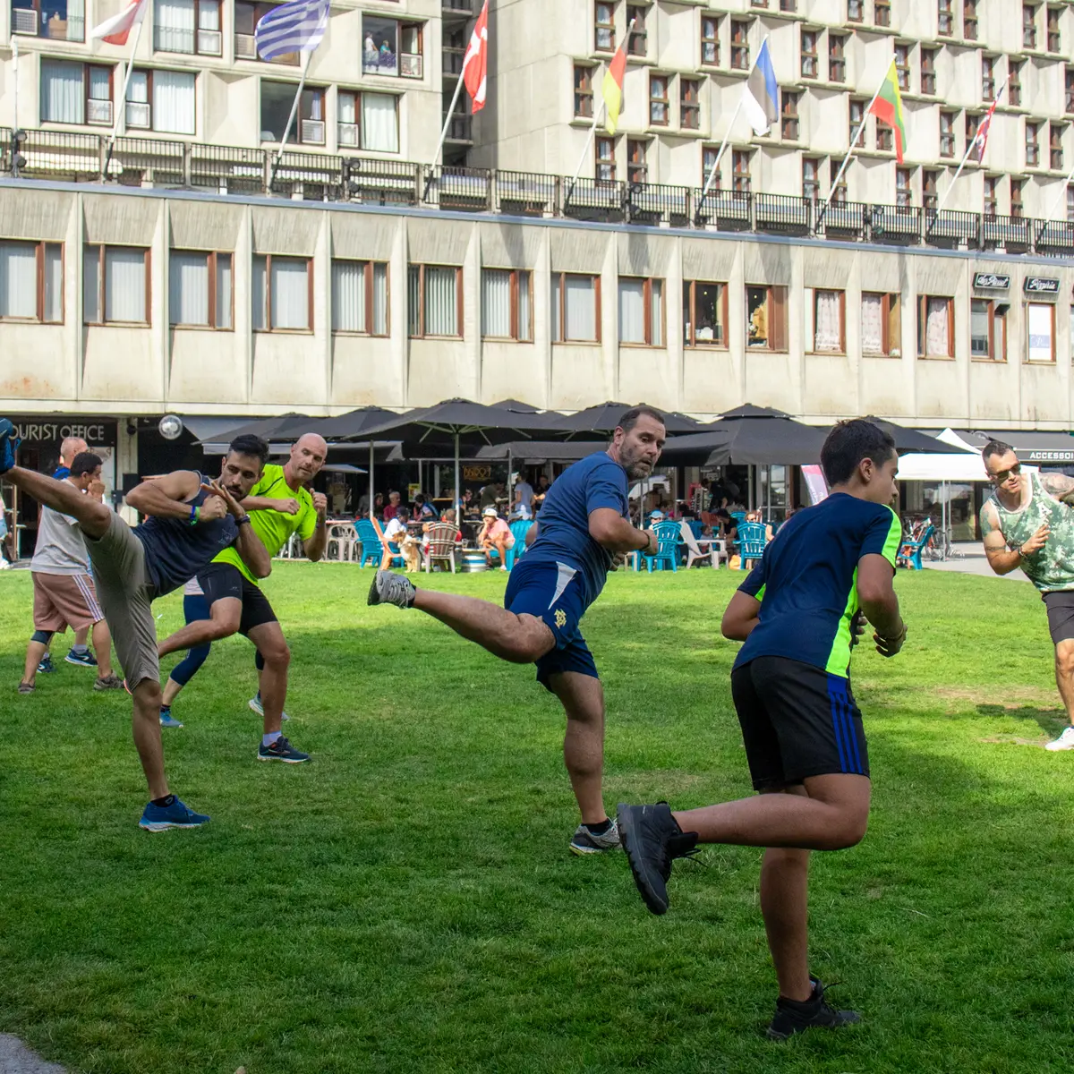 Personnes qui s'entrainent au cardio combat