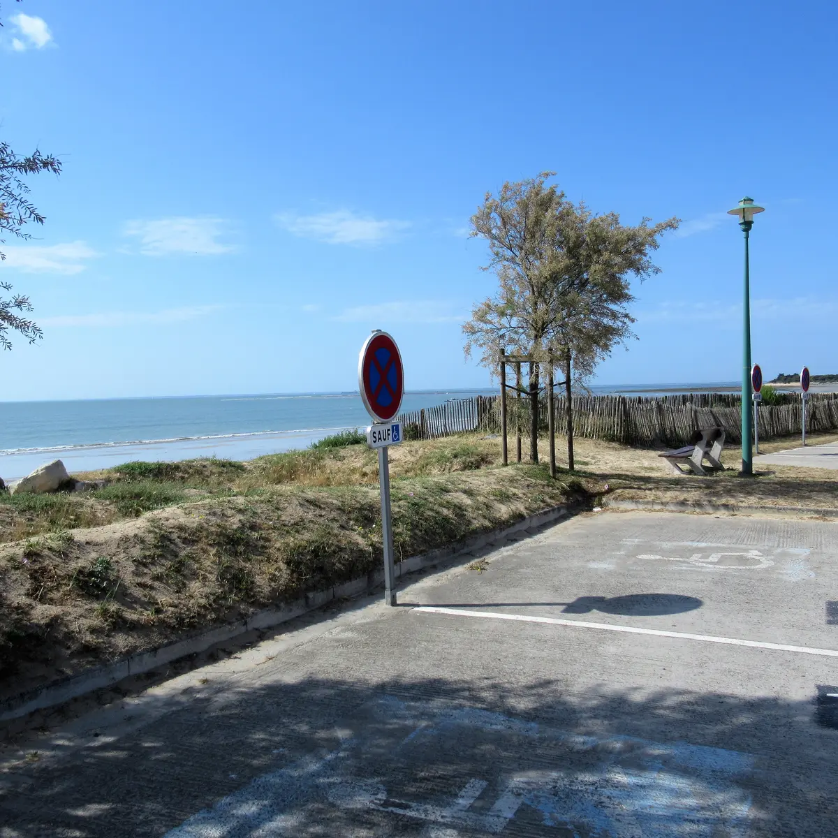 parking PMR - Plage sud - Poste de Secours