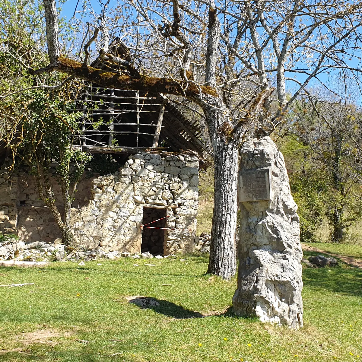 La stèle du maquis et la ferme des résistants