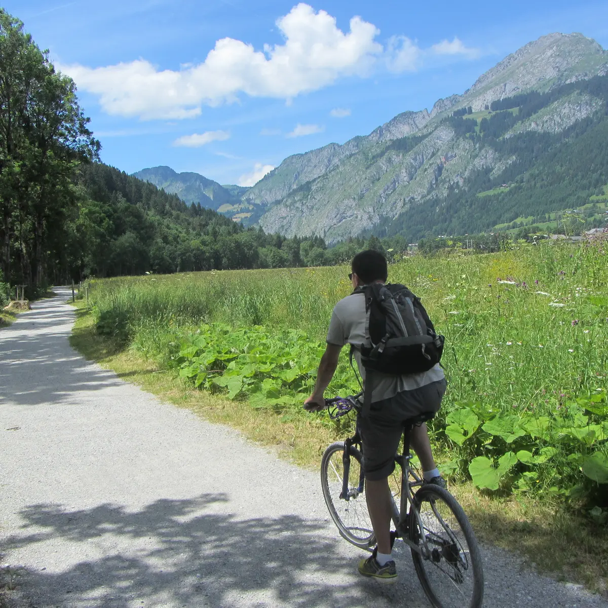 Vélo sur le sentier des bords de Dranse (passage à La Chapelle d'Abondance)