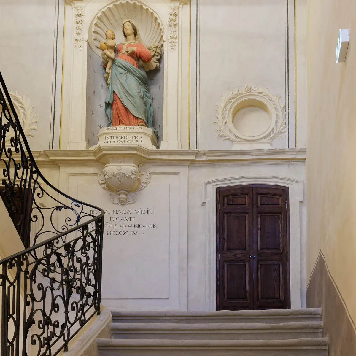 décors de la cage d'escalier