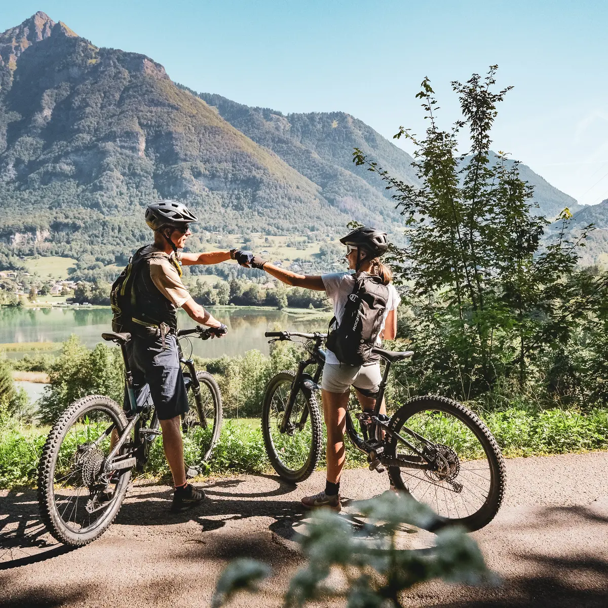 Vttistes devant le lac de Flérier