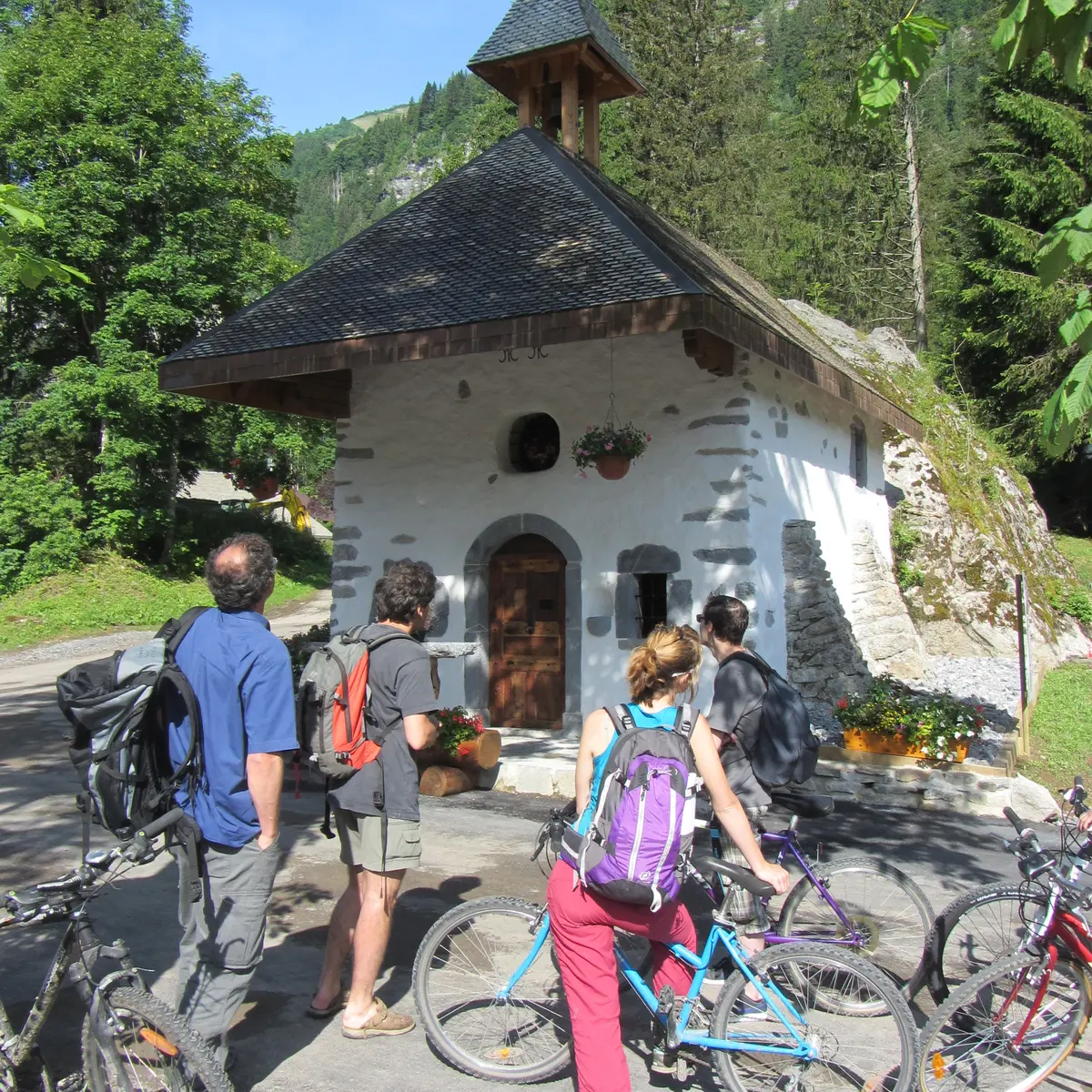 Chapelle de Très-les-Pierres, sentier des bords de Dranse