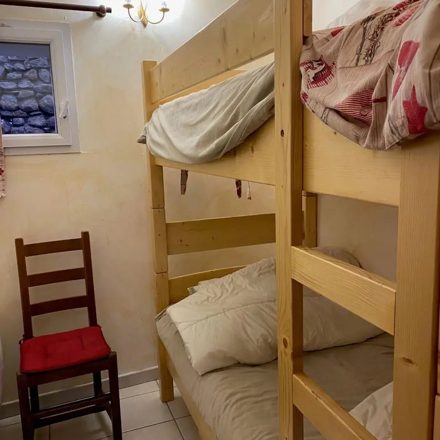 Chambre à coucher carrelée avec lits superposés, fenêtre