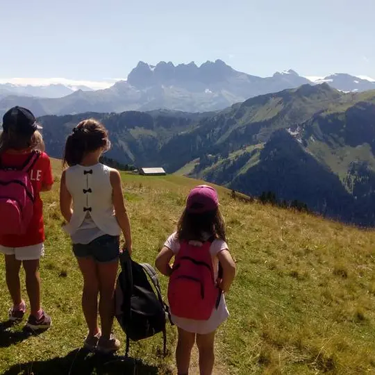 Aline propose une randonnée en montagne pour les enfants