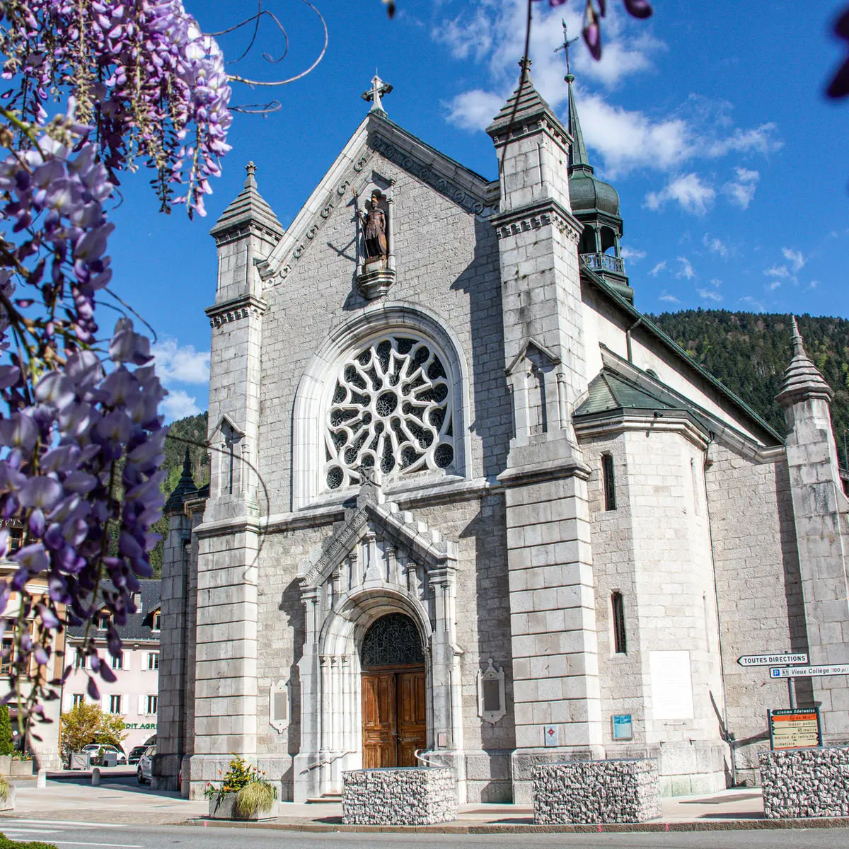 Centre ville de Thônes et Eglise Saint-Maurice
