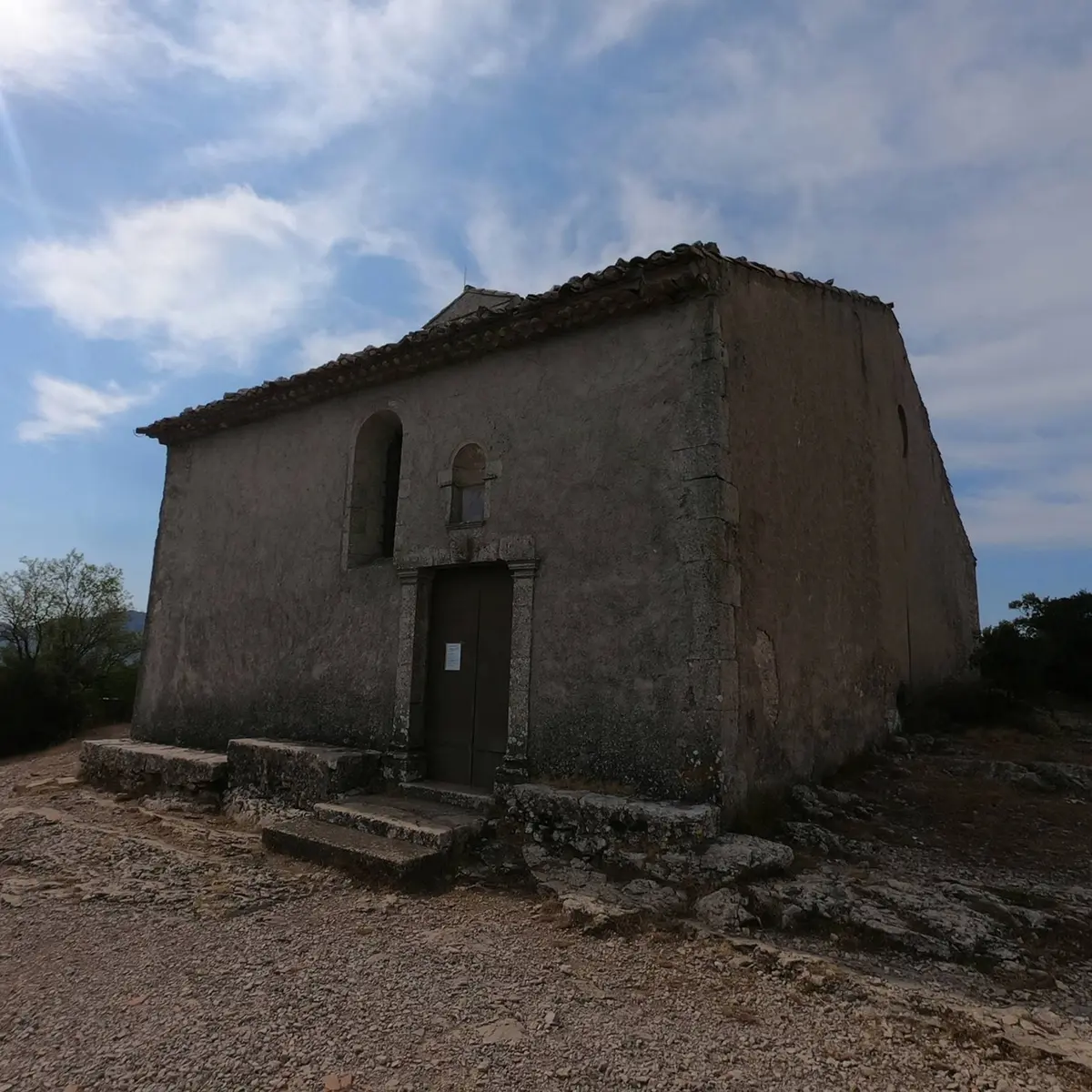 Vue sur l'entrée de Chapelle Saint-Probace, façade côté sud