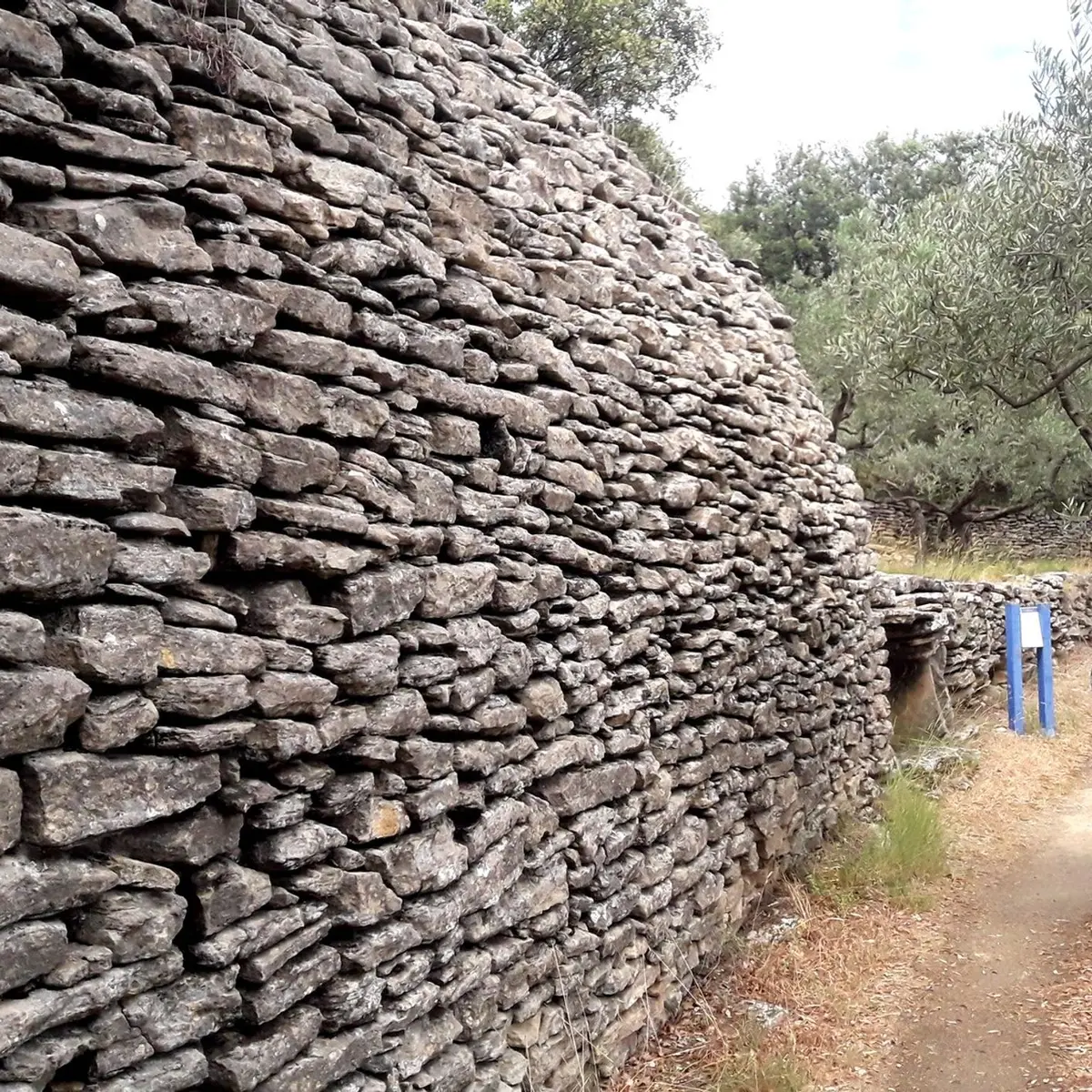 Goult, sentier du Conservatoire des terrasses de cultures